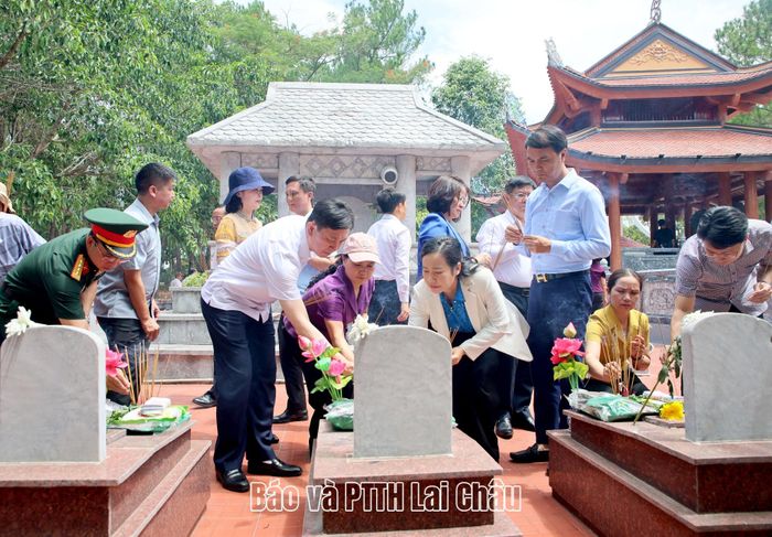 Các đại biểu thành kính thắp hương mộ phần liệt sĩ tỉnh Lai Châu tại Nghĩa trang Liệt sĩ Quốc gia Trường Sơn.
