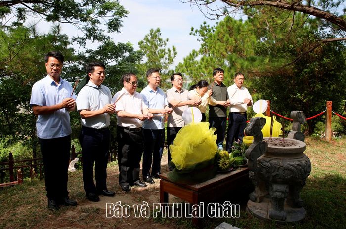 ... dâng hương thành kính viếng mộ Đại tướng Võ Nguyên Giáp.