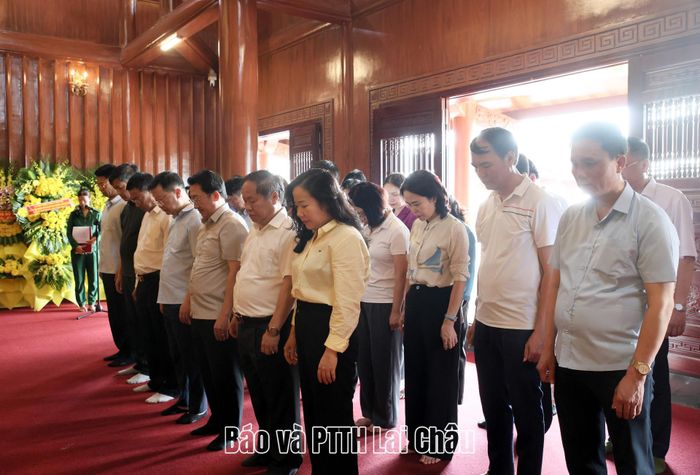 ... dành phút tưởng niệm các Anh hùng Liệt sĩ tại Khu di tích lịch sử Quốc gia đặc biệt Bến Phà Gianh...