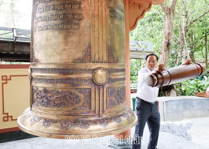 Bí thư Tỉnh ủy Lê Minh Ngân thỉnh chuông kính báo trước anh linh các Anh hùng Liệt sĩ tại Đền tưởng niệm các Anh hùng Liệt sĩ Trường Sơn đường 20 - Quyết Thắng.