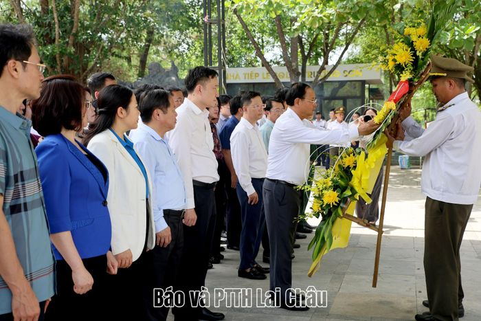 Đoàn công tác của Tỉnh ủy, HĐND, UBND, Ủy ban Mặt trận Tổ quốc Việt Nam tỉnh dâng hoa viếng Nghĩa trang Liệt sĩ Quốc gia Trường Sơn.