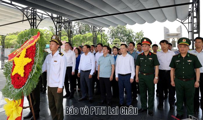 Đoàn công tác của Tỉnh ủy, HĐND, UBND, Ủy ban Mặt trận Tổ quốc Việt Nam tỉnh đặt vòng hoa, dâng hương Nghĩa trang Liệt sĩ Quốc gia Đường 9.