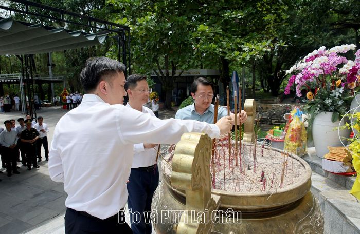 Bí thư Tỉnh ủy Lê Minh Ngân và các đồng chí Thường trực Tỉnh ủy dâng hương tưởng niệm các Anh hùng Liệt sĩ tại Nghĩa trang Liệt sĩ Quốc gia Trường Sơn.