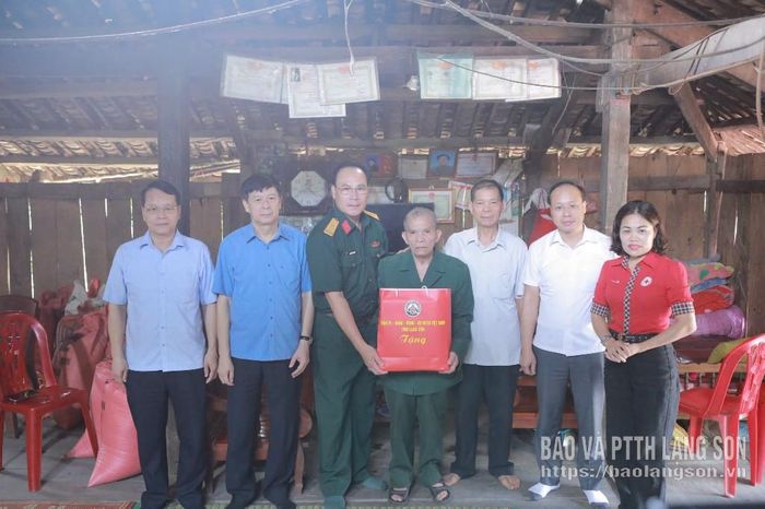Đoàn công tác tặng quà gia đình thương binh Hoàng Văn Sơn, thôn Bản Huấn, xã Tân Văn