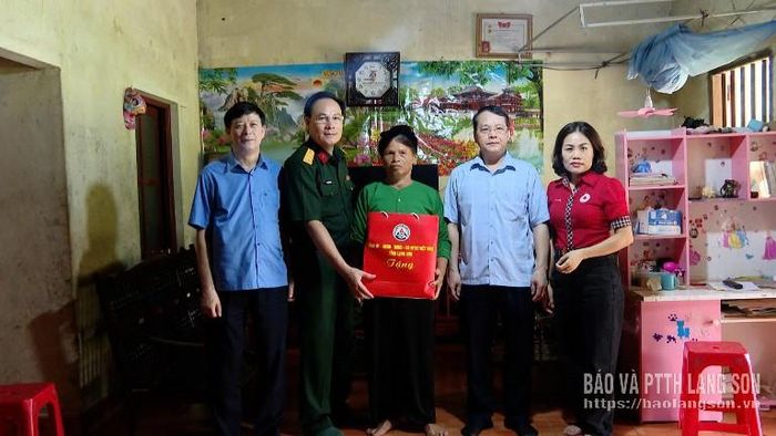 Đoàn công tác tặng quà cho bà Long Thị Héo, thôn Bảo Lâm, xã Tân Văn