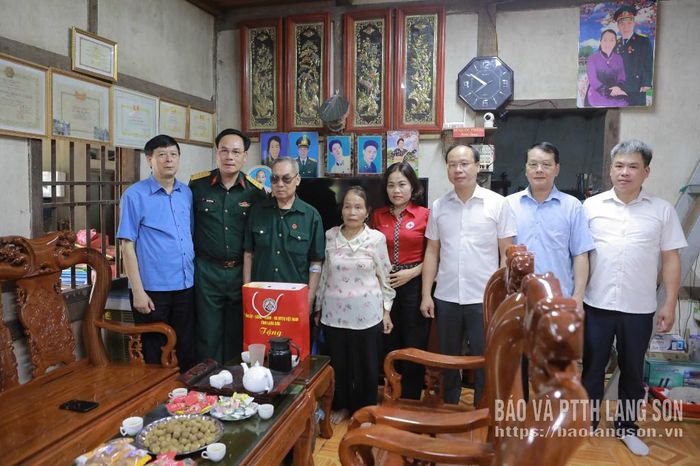 Đoàn công tác tặng quà gia đình thương binh Nông Ngọc Hoạch, thôn Bản Hấu, xã Tân Văn