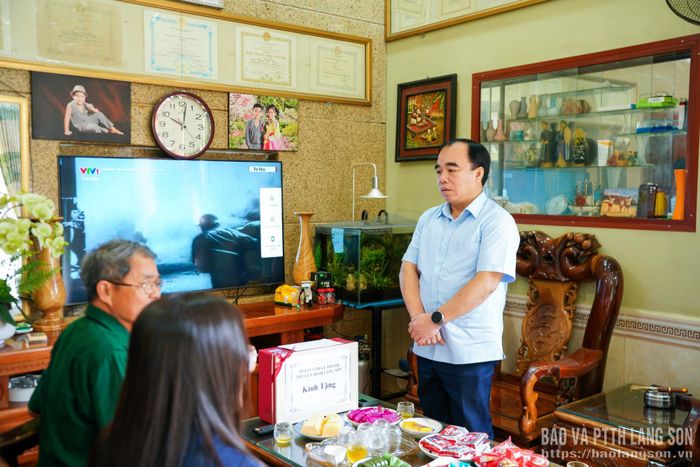 Lãnh đạo Báo và PTTH tỉnh thăm hỏi và chức sức khỏe thương binh Nguyễn Văn Tặng