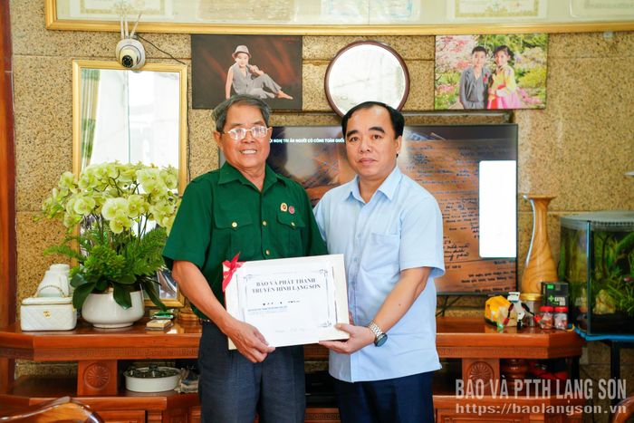Lãnh đạo Báo và PTTH tỉnh tặng quà thương binh Nguyễn Văn Tặng 
