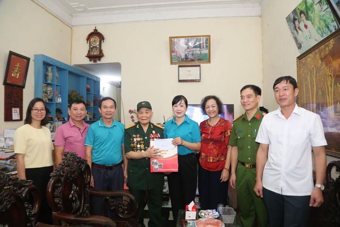 Đoàn thăm, tặng quà ông Hà Văn Chúng, khối 1, là thương binh, tỉ lệ thương tật 37%