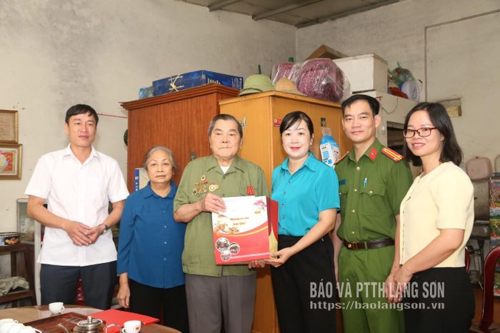 Đoàn thăm, tặng quà gia đình ông Nguyễn Ngọc Đức, khối 12, là người hoạt động kháng chiến, bị nhiễm chất độc hóa học