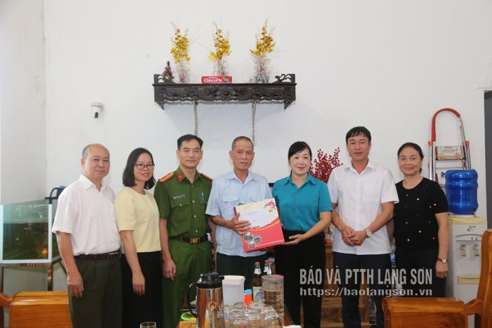 Đoàn thăm, tặng quà gia đình ông Kiềng Duy Thông, khối 10, là thương binh, tỉ lệ thương tật 25%