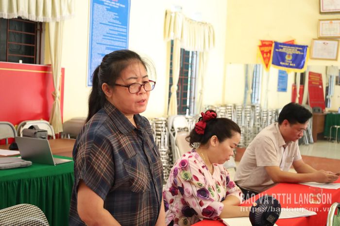 Đảng viên chi bộ phát biểu ý kiến trong chương trình làm việc