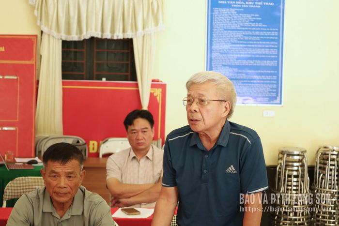 Đảng viên chi bộ phát biểu ý kiến trong chương trình làm việc