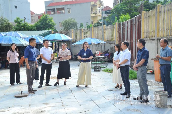 Đoàn công tác của Ban Pháp chế HĐND tỉnh khảo sát tại chợ Giếng Vuông, phường Kỳ Lừa