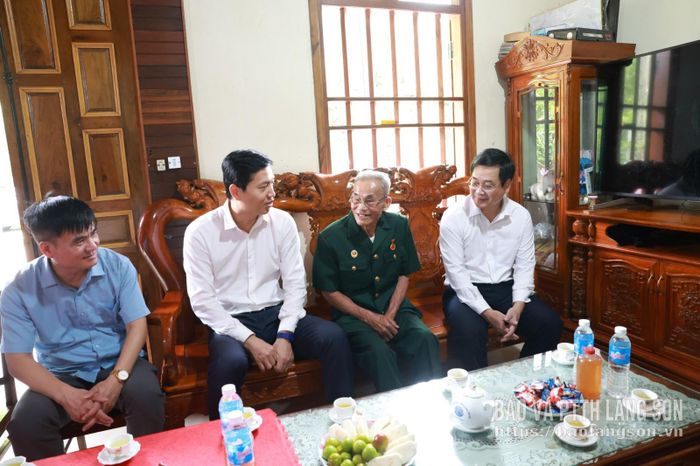 Đồng chí Vũ Hoàng Anh, Phó Bí thư Tỉnh ủy cùng đoàn công tác thăm hỏi, động viên bệnh binh Kim Xuân Khang