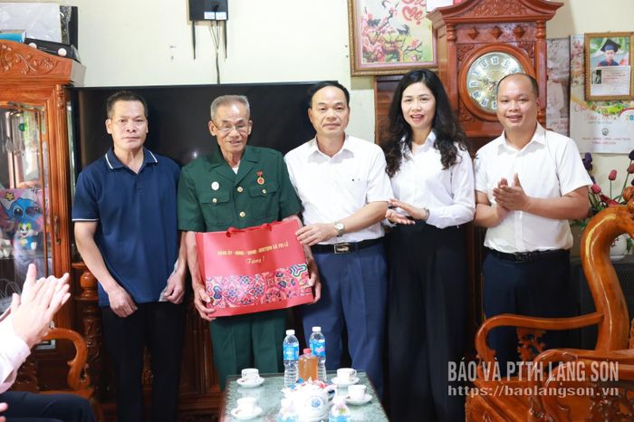 Lãnh đạo xã Tri Lễ tặng quà gia đình bệnh binh Kim Xuân Khang