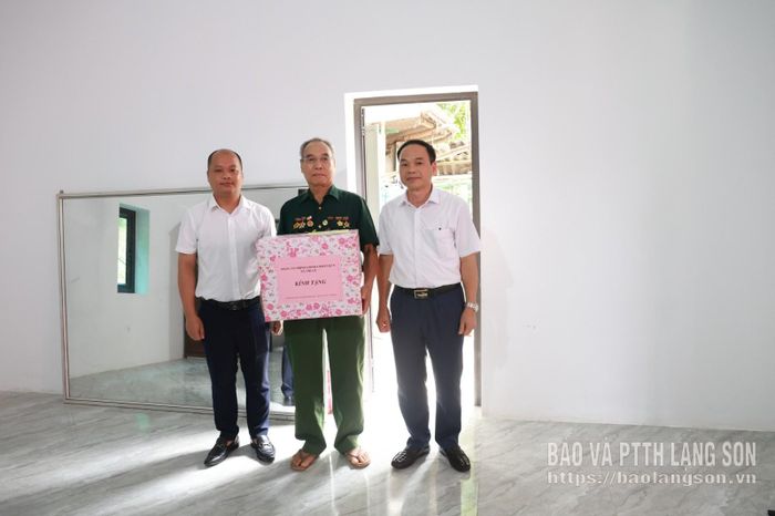 Lãnh đạo xã Tri Lễ tặng quà gia đình ông Trần Văn Đình