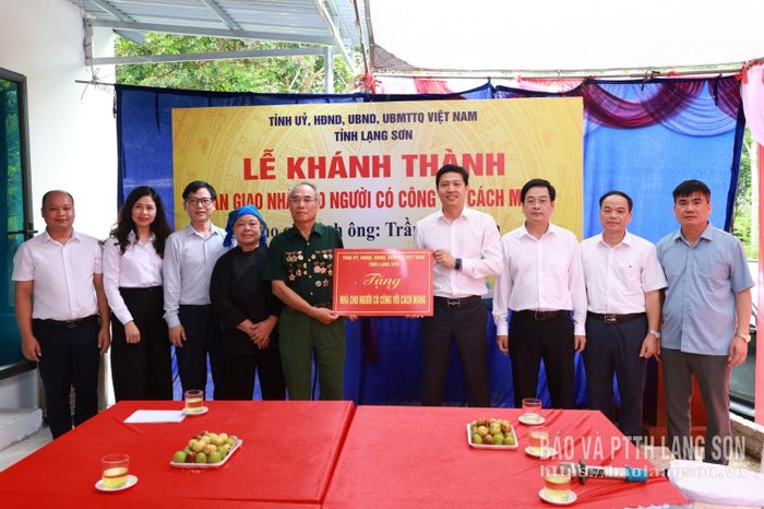 Đồng chí Vũ Hoàng Anh, Phó Bí thư Tỉnh ủy cùng đoàn công tác trao biểu trưng tặng nhà cho gia đình ông Trần Văn Đình