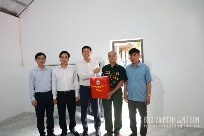 Đoàn công tác của tỉnh tặng quà ông Trần Văn Đình