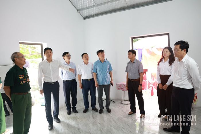 Đoàn công tác tham quan ngôi nhà mới của gia đình ông Trần Văn Đình