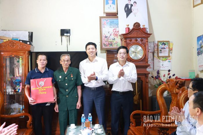 Đoàn công tác của tỉnh tặng quà gia đình bệnh binh Kim Xuân Khang