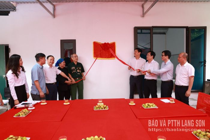 Các đại biểu thực hiện nghi thức khánh thành ngôi nhà mới của gia đình ông Trần Văn Đình