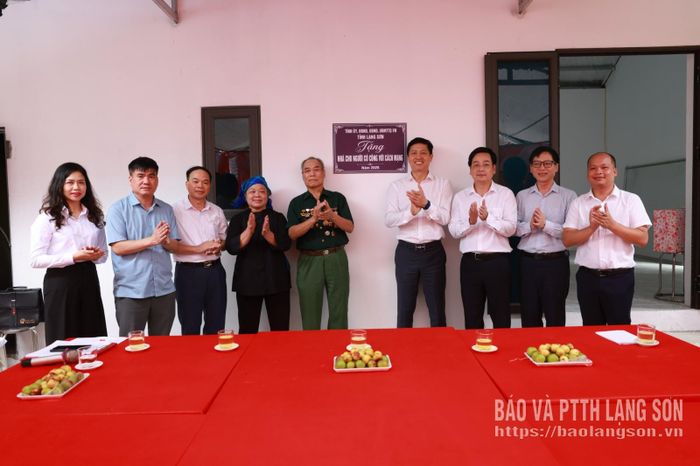 Đoàn công tác chúc mừng gia đình ông Trần Văn Đình khánh thành ngôi nhà mới