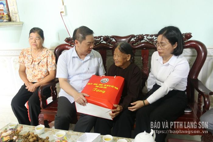 Đồng chí Đoàn Thanh Sơn, Phó Chủ tịch UBND tỉnh tặng quà bà Phùng Thị Slao