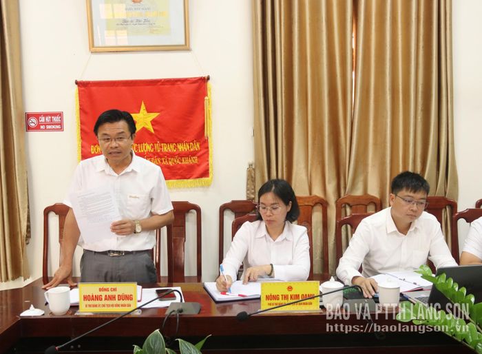 Lãnh đạo Đảng ủy xã Quốc Khánh báo cáo một số nội dung tại buổi làm việc