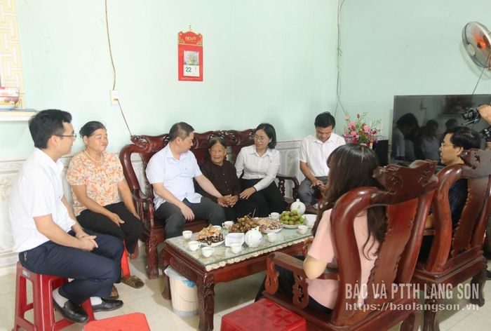 Đồng chí Đoàn Thanh Sơn, Phó Chủ tịch UBND tỉnh và đoàn công tác thăm hỏi sức khỏe bà Phùng Thị Slao