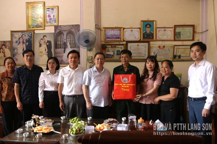 Đồng chí Đoàn Thanh Sơn, Phó Chủ tịch UBND tỉnh cùng đoàn công tác tặng quà gia đình thương binh Nguyễn Giáp Khương