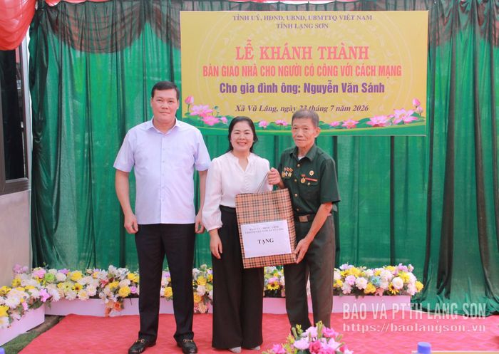  Lãnh đạo xã Vũ Lăng tặng quà chúc mừng gia đình ông Nguyễn Văn Sánh 