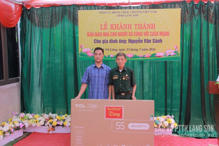 Đại diện doanh nghiệp tặng quà chúc mừng gia đình ông Nguyễn Văn Sánh