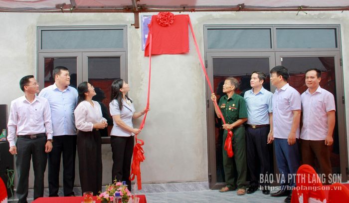 Các đại biểu thực hiện nghi thức cắt băng khánh thành, bàn giao nhà ở cho gia đình ông Nguyễn Văn Sánh