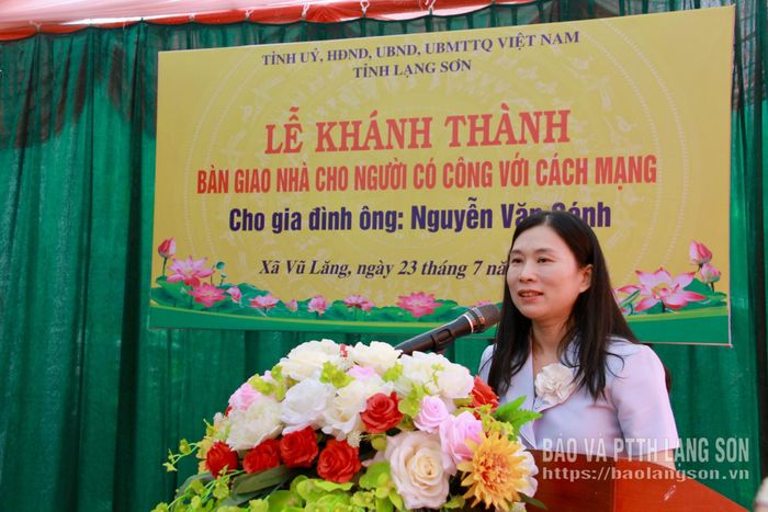 Đồng chí Trần Thanh Nhàn, Phó Chủ tịch UBND tỉnh phát biểu tại lễ khánh thành, bàn giao nhà cho gia đình ông Nguyễn Văn Sánh