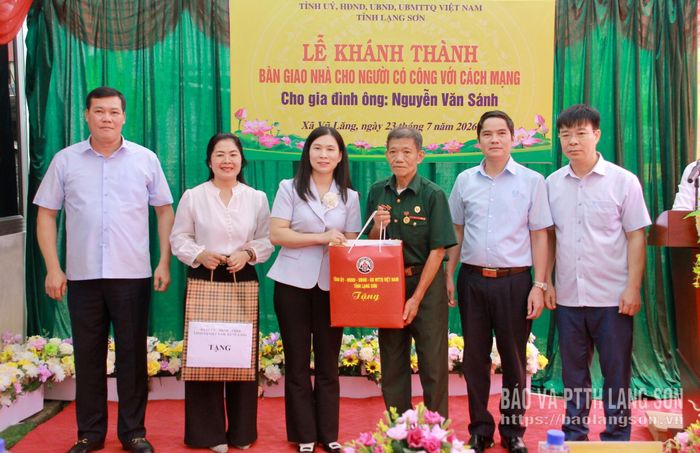  Đồng chí Trần Thanh Nhàn, Phó Chủ tịch UBND tỉnh cùng đoàn công tác trao quà động viên gia đình ông Nguyễn Văn Sánh