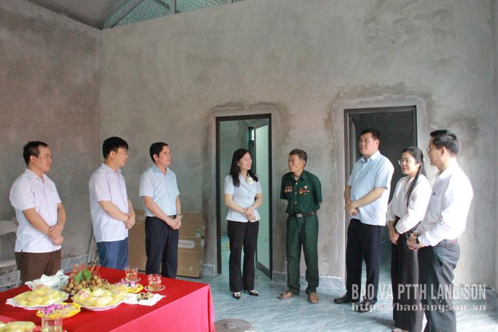 Đoàn công tác tham quan nhà mới của gia đình ông Nguyễn Văn Sánh