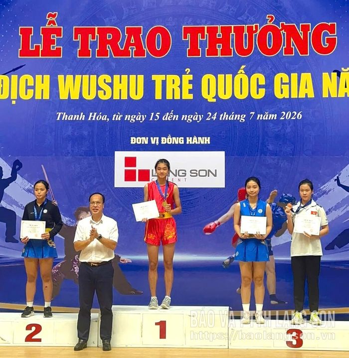 VĐV Đinh Tố Như (bục số 1) nhận huy chương vàng nội dung sanda hạng cân 60 kg nhóm B