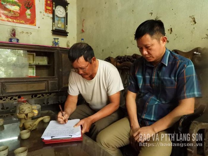 Ông Nguyễn Thanh Bình, đại diện gia đình ký biên bản làm việc