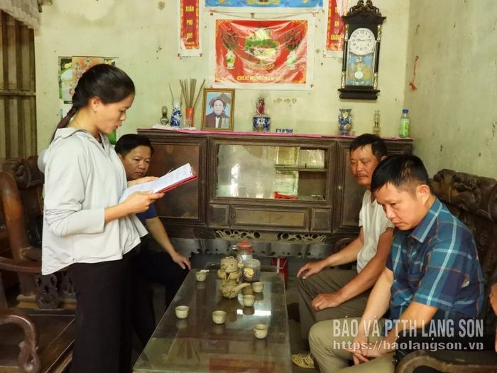 Thành viên đoàn công tác thông qua biên bản cuộc tuyên truyền vận động