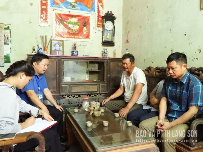Đại diện UBND xã Hữu Lũng và các thành viên, tuyên truyền vận động tại gia đình ông Nguyễn Thanh Bình