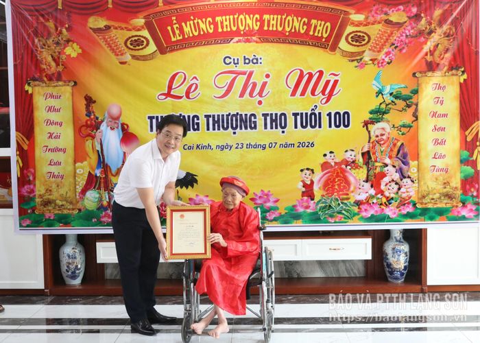 Đồng chí Vũ Hoàng Quý, Ủy viên Ban Thường vụ Tỉnh ủy, Chủ nhiệm Ủy ban Kiểm tra Tỉnh ủy trao thiệp mừng thọ và tặng quà cụ Lê Thị Mỹ