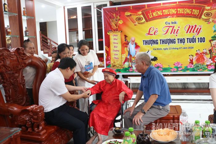 Đồng chí Vũ Hoàng Quý, Ủy viên Ban Thường vụ Tỉnh ủy, Chủ nhiệm Ủy ban Kiểm tra Tỉnh ủy thăm hỏi sức khỏe cụ Lê Thị Mỹ