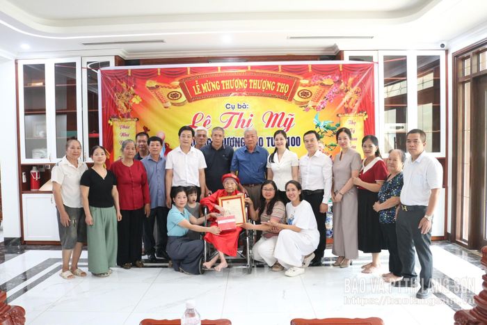 Các thành viên đoàn công tác chụp ảnh lưu niệm cùng gia đình cụ Lê Thị Mỹ