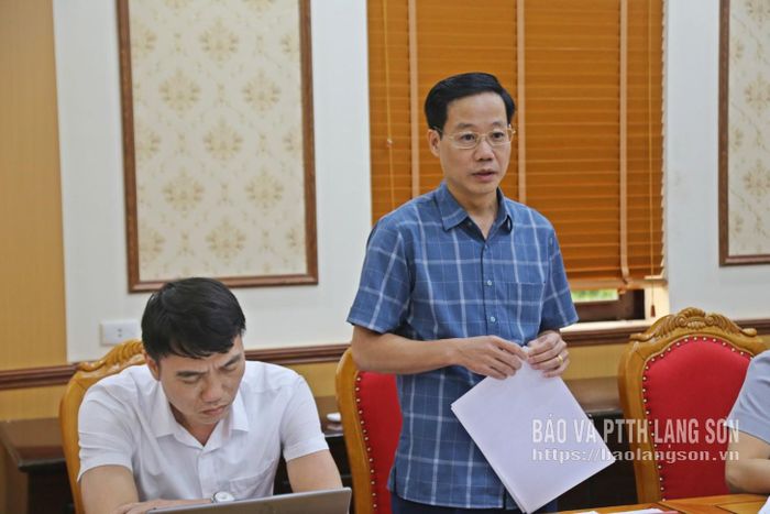 Đại diện lãnh đạo Ủy ban MTTQ Việt Nam tỉnh phát biểu thảo luận kết quả triển khai phong trào tại cuộc họp