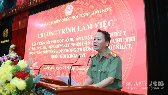 Lãnh đạo Công an tỉnh trình bày báo cáo đánh giá tình hình thực hiện Bộ luật Hình sự; Luật Tổ chức cơ quan điều tra hình sự; thực tiễn phát hiện, xử lý các hành vi vi phạm pháp luật liên quan đến kinh tế nhà nước, kinh tế tư nhân, hoạt động ứng dụng khoa học, công nghệ, đổi mới sáng tạo, chuyển đổi số