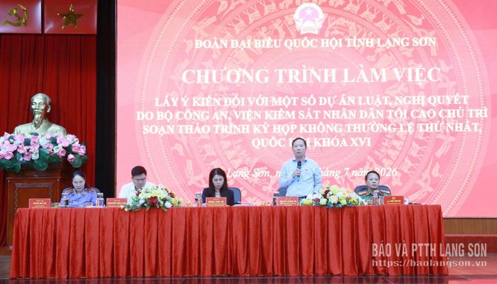 Đồng chí Nguyễn Đặng Ân, Phó Trưởng đoàn chuyên trách Đoàn ĐBQH tỉnh phát biểu tại chương trình làm việc