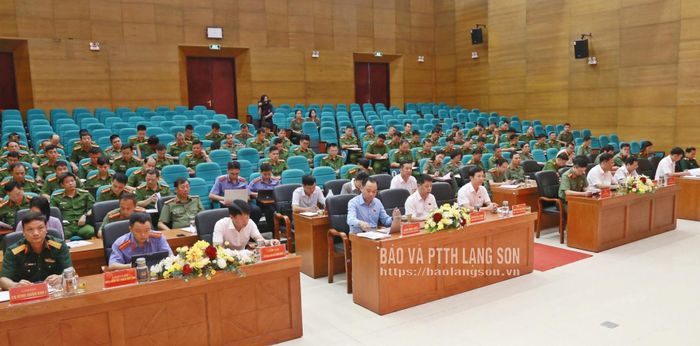 Các đại biểu dự chương trình làm việc