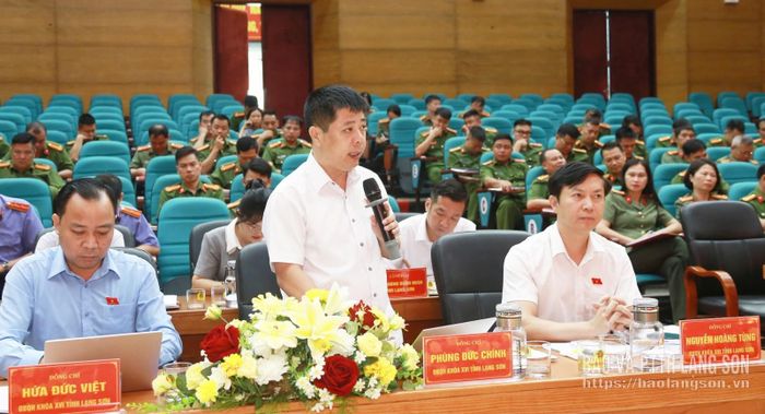 Đồng chí Phùng Đức Chính, Phó Chánh án Tòa án nhân dân tỉnh, đại biểu Quốc hội tỉnh phát biểu ý kiến tại chương trình làm việc