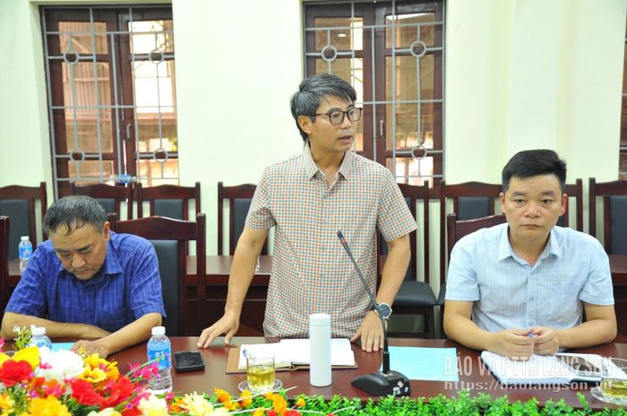 Đại diện doanh nghiệp kinh doanh dịch vụ lữ hành quốc tế phát biểu tại cuộc họp